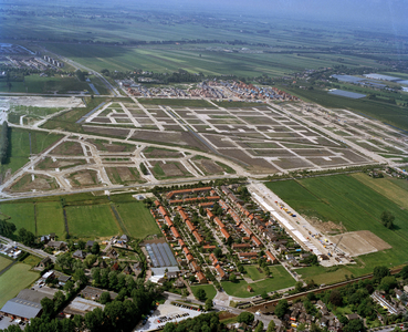 844827 Luchtfoto van het stratenplan voor de nieuwbouwwijk Vleuterweide op de vinexlocatie Leidsche Rijn ten zuiden van ...